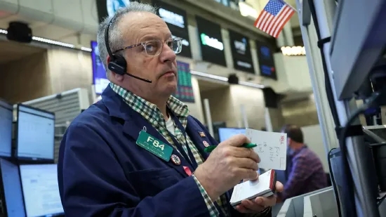 美股收高纳指涨逾200点 市场关注财报与贸易局势
