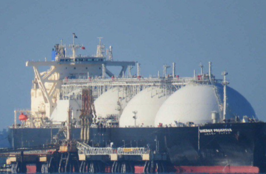 一艘液化天然气运输船似已驶过霍尔木兹海峡