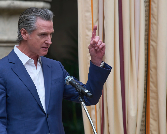 美国加州州长呼吁欧洲国家别对特朗普卑躬屈膝